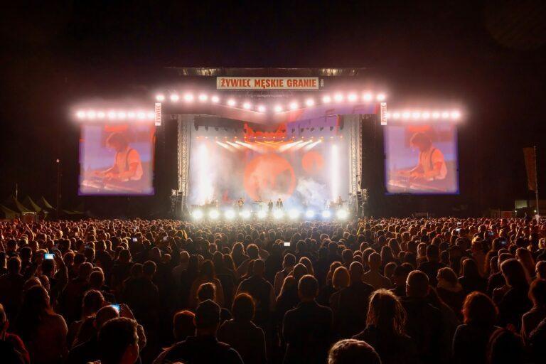 Męskie Granie 2025 odwiedzi siedem polskich miast, oferując łącznie 144 koncerty na dwóch scenach.