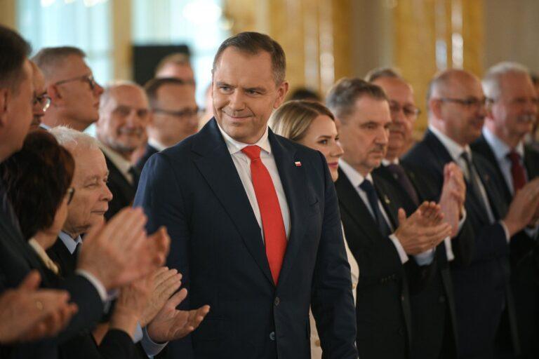 Na zdjęciu prezydent elekt Karol Nawrocki podczas uroczystości wręczenia mu uchwały PKW ws. stwierdzenia wyniku wyborów prezydenckich na Zamku Królewskim w Warszawie