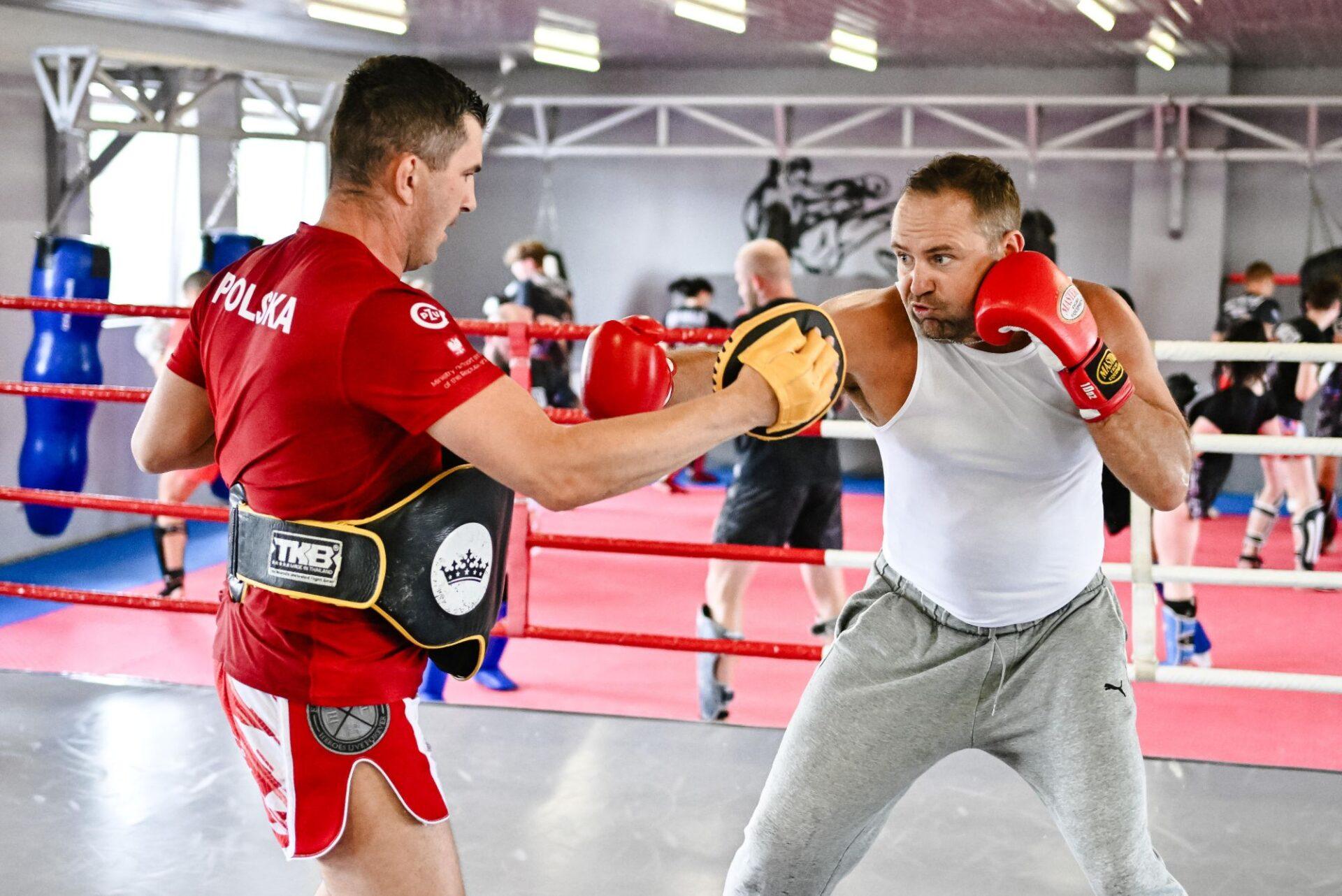 Na zdjęciu Karol Nawrocki podczas treningu bokserskiego.