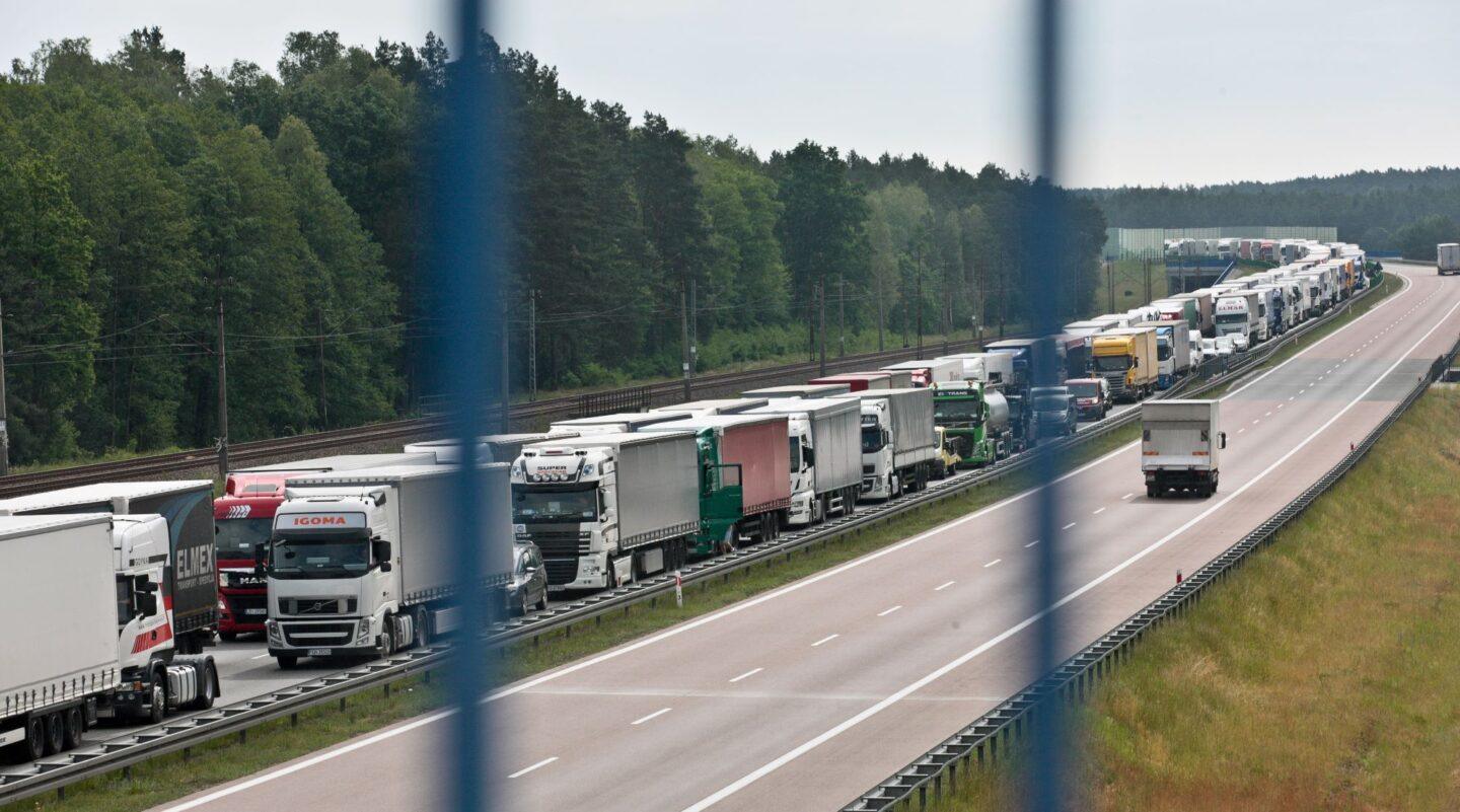 Na zdjęciu tiry stojące w korku na A2 w kierunku Niemiec w okolicach Rzepina