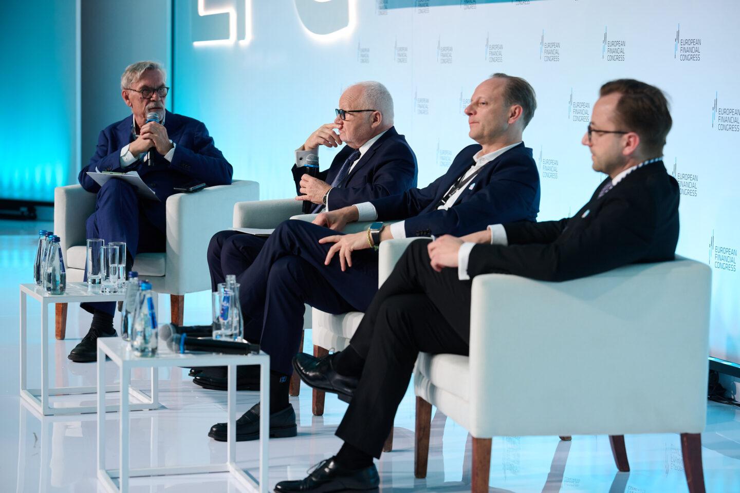 Panel dyskusyjny "Nowy ulubiony bank" na EKF 2025 w Sopocie. Na zdj. od lewej: Jacek Żakowski, Jank Krzysztof Bielecki, Rada Programowa EKF, Szymon Midera, PKO BP, Tomasz Marciniak, McKinsey. Fot. Europejski Kongres Finansowy