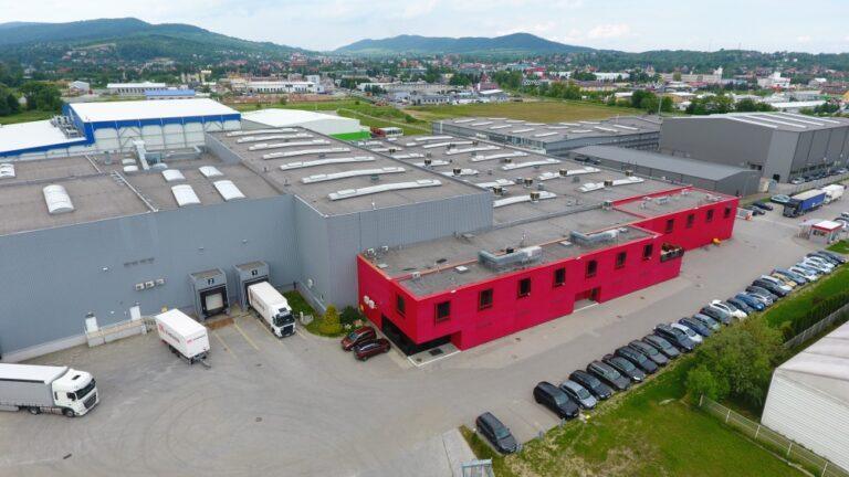 Na zdjęciu widok z góry na o obiekty Plastiwell International w Myślenicach