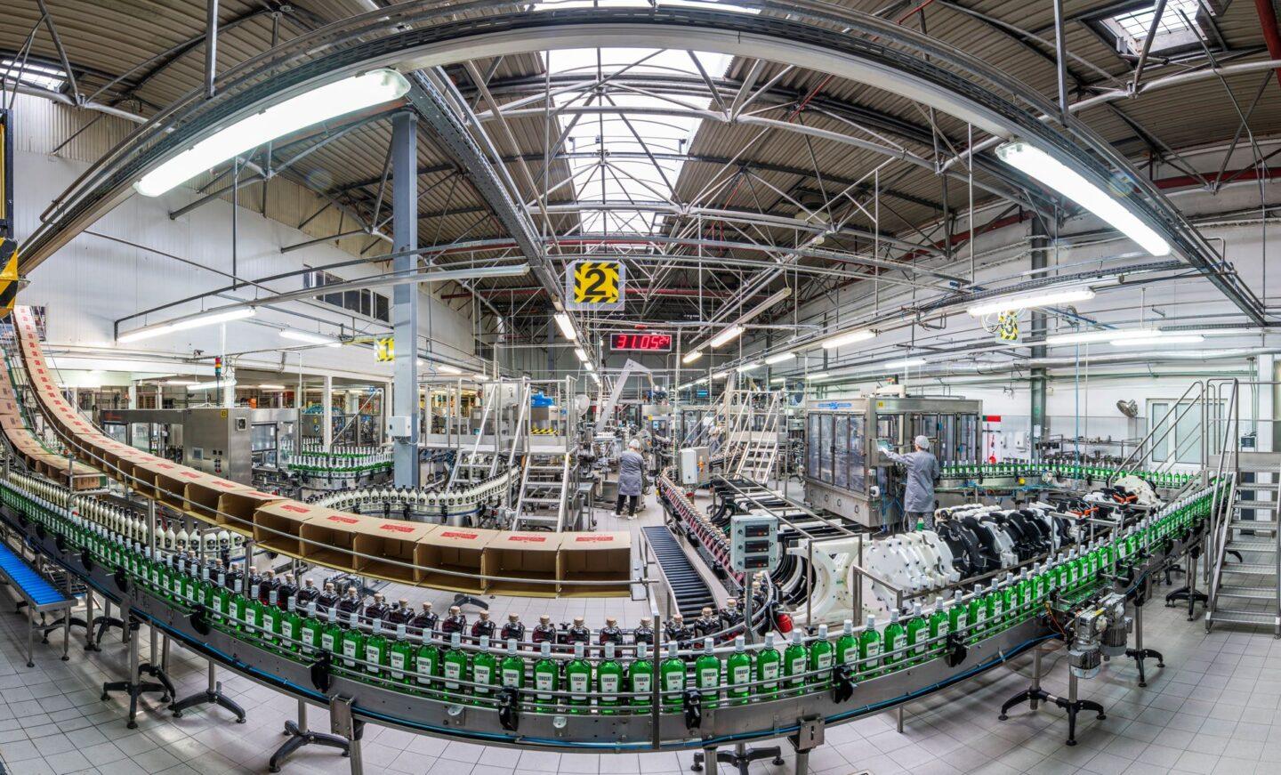 Produkcja ginu w fabryce Henkell Freixenet Polska w Toruniu.