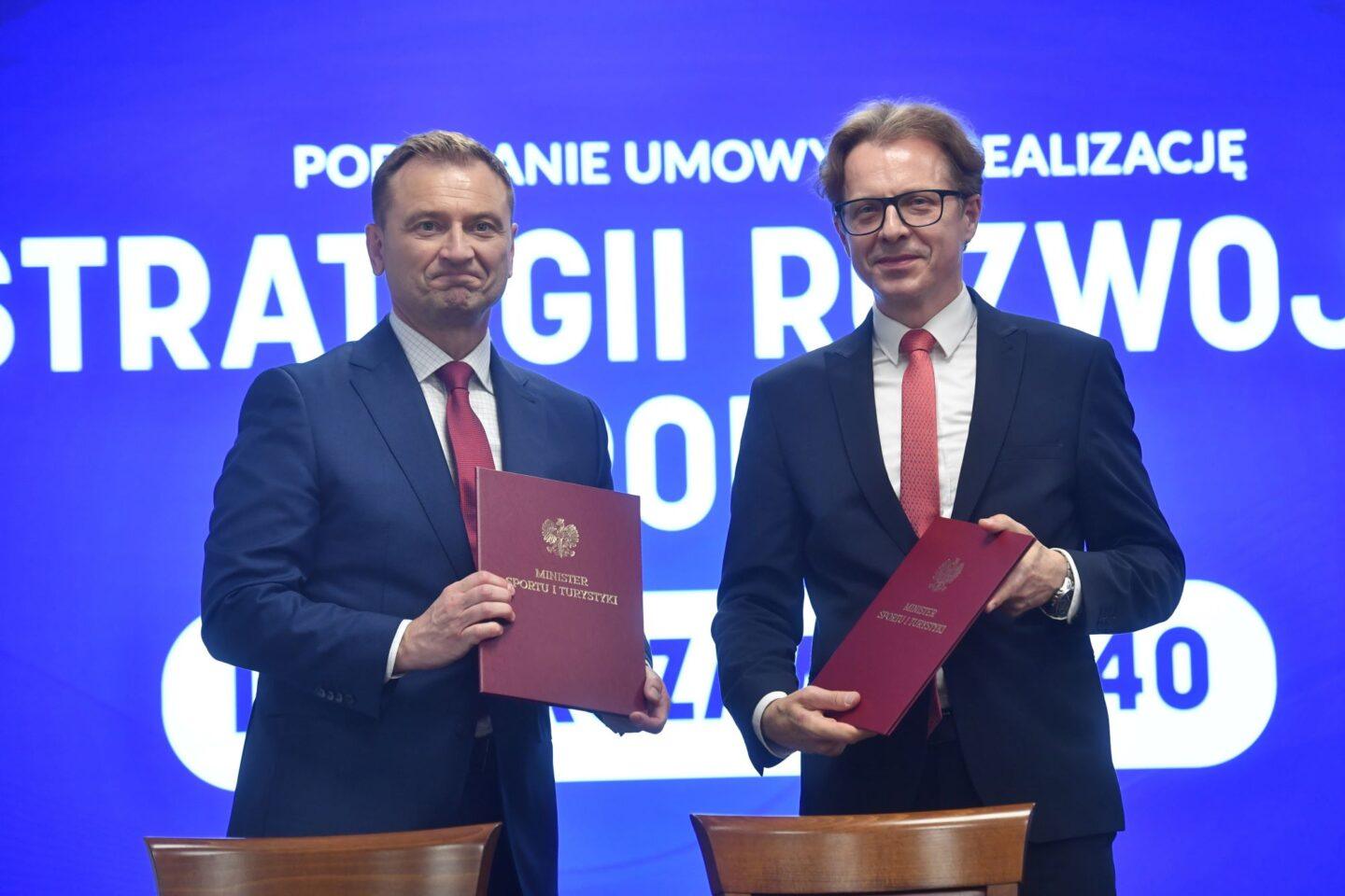 Na zdjęciu (po lewej) minister sportu i turystyki Sławomir Nitras i partner PwC Polska Dionizy Smoleń podczas konferencji prasowej w Warszawie