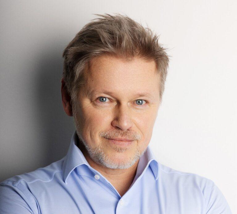 - Polska jest jednym z tych rynków, który nie tylko utrzymuje swoją pozycję w globalnej strukturze Unilevera, ale staje się jej jeszcze bardziej strategicznym elementem. W Warszawie i Katowicach tworzymy jeden z trzech globalnych hubów zakupowych, który będzie odpowiadał za zakupy surowców i półproduktów o wartości 48 miliardów euro rocznie – mówi Rafał Trydeński, General Manager Unilever Polska./Fot. materiały prasowe