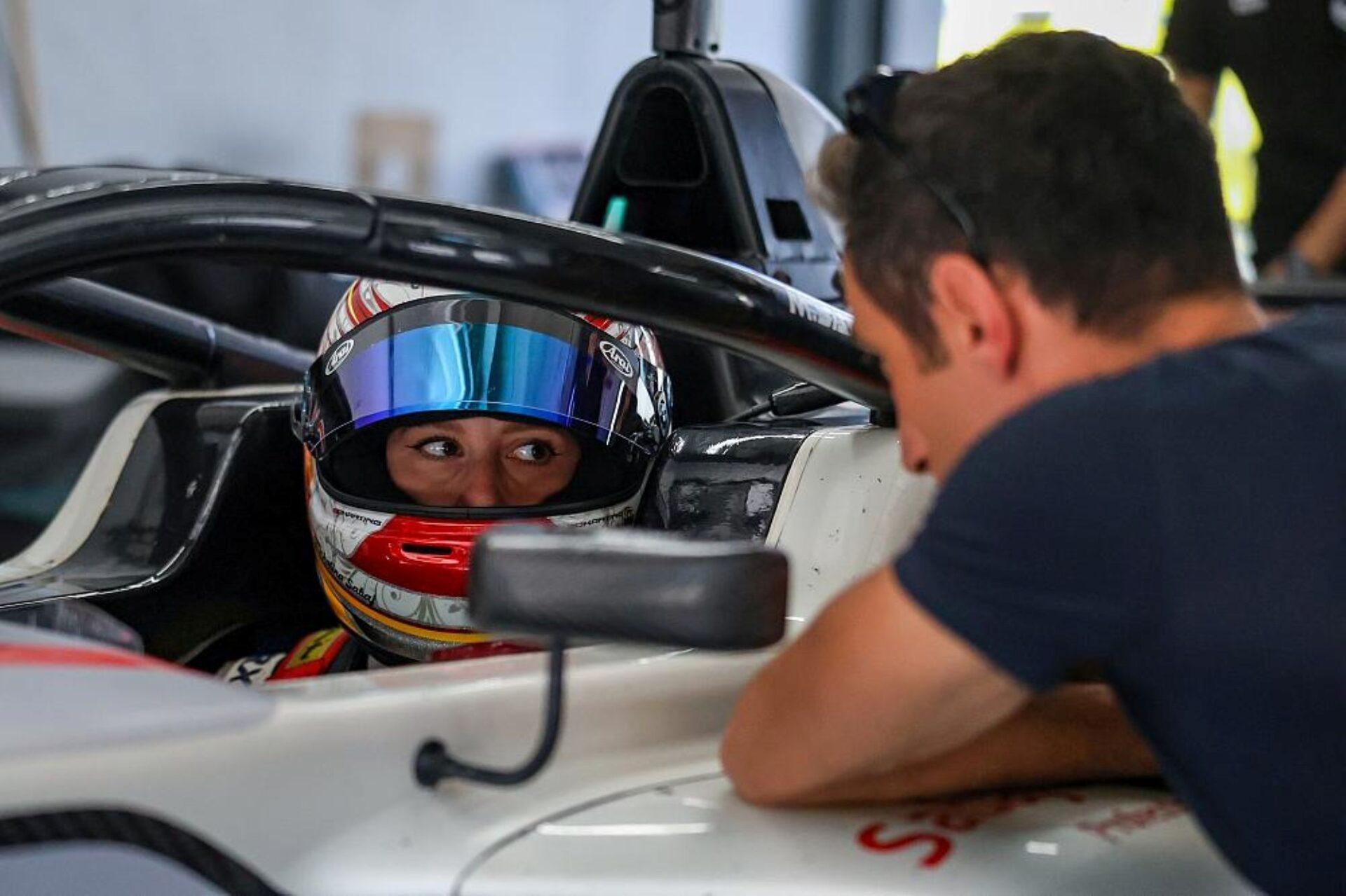 Na zdjęciu Michalina Sabaj, polska zawodniczka Formuły 4