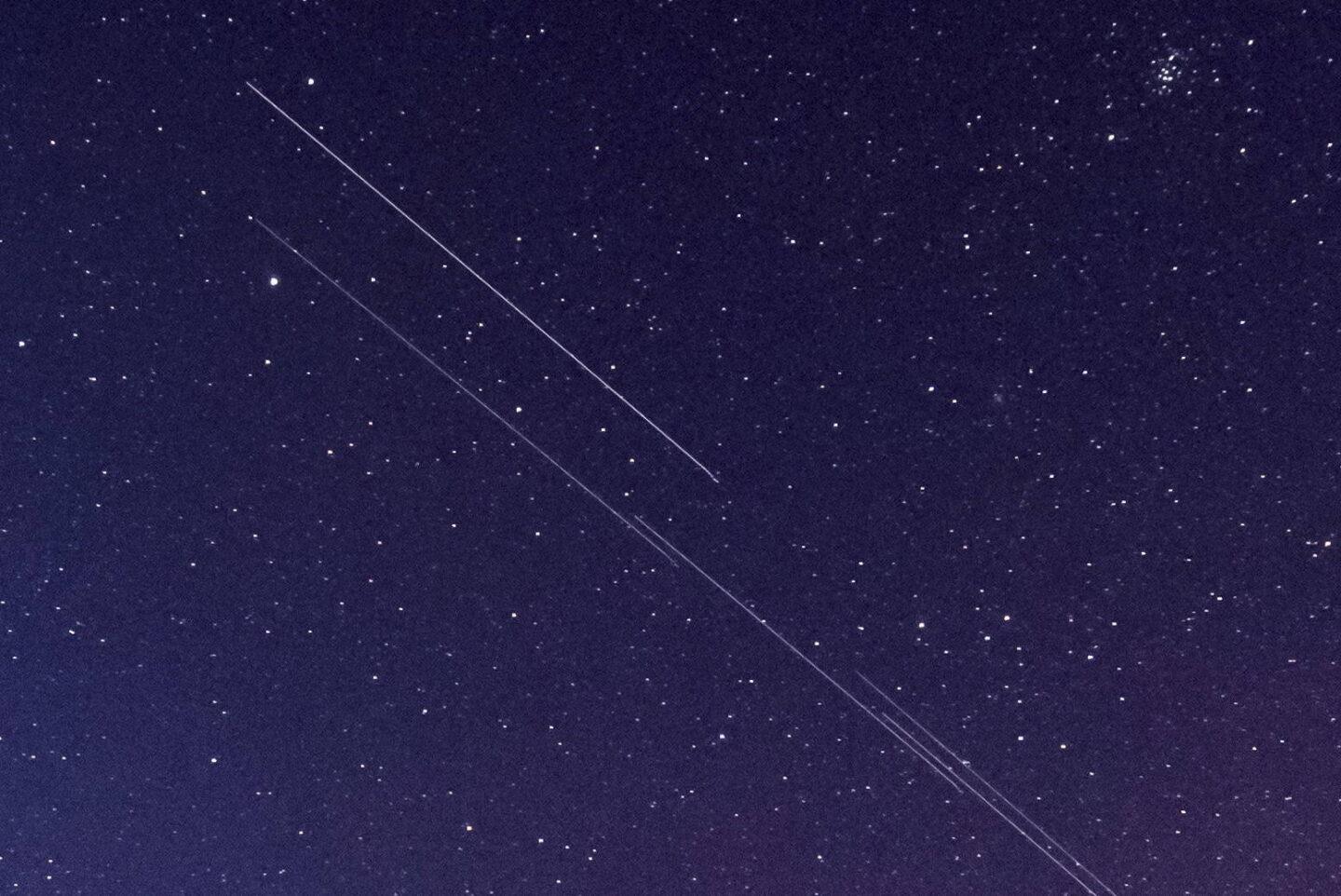 Na zdjęciu: Satelity systemu Starlink na orbicie, widziane z Ziemi