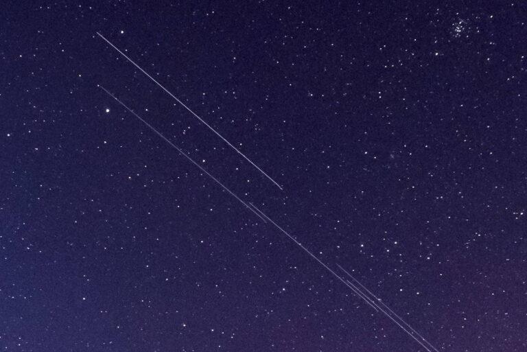 Na zdjęciu: Satelity systemu Starlink na orbicie, widziane z Ziemi
