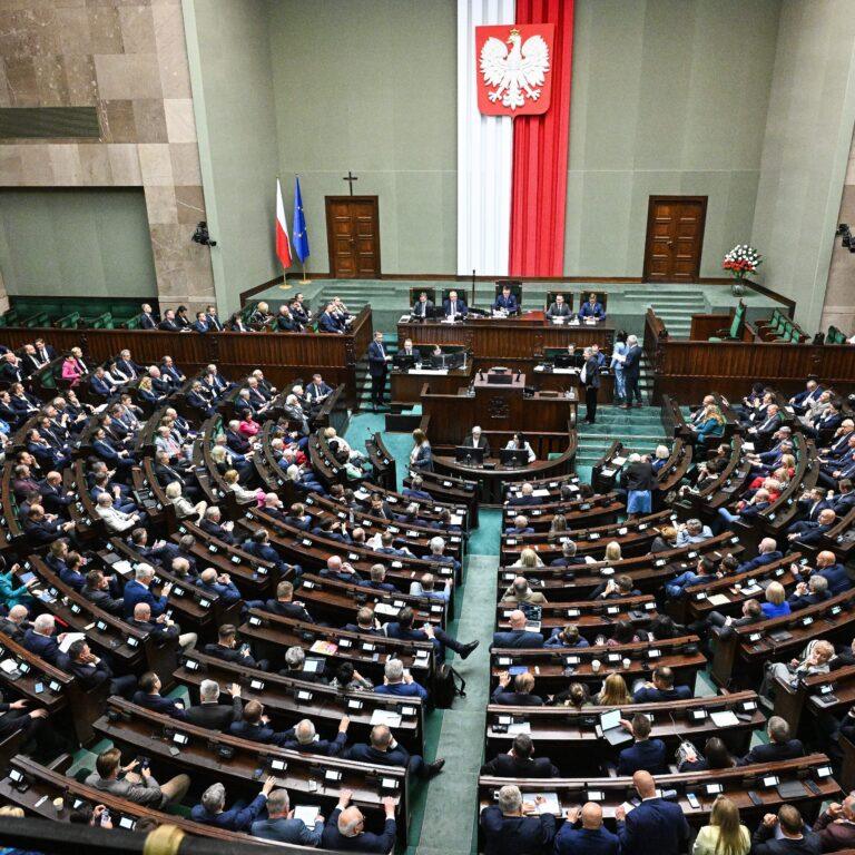 Sejmowi prymusi i bumelanci. Kto karnie głosuje, a kto nie wypełnia obowiązków poselskich? Ranking poselskiej frekwencji na półmetku