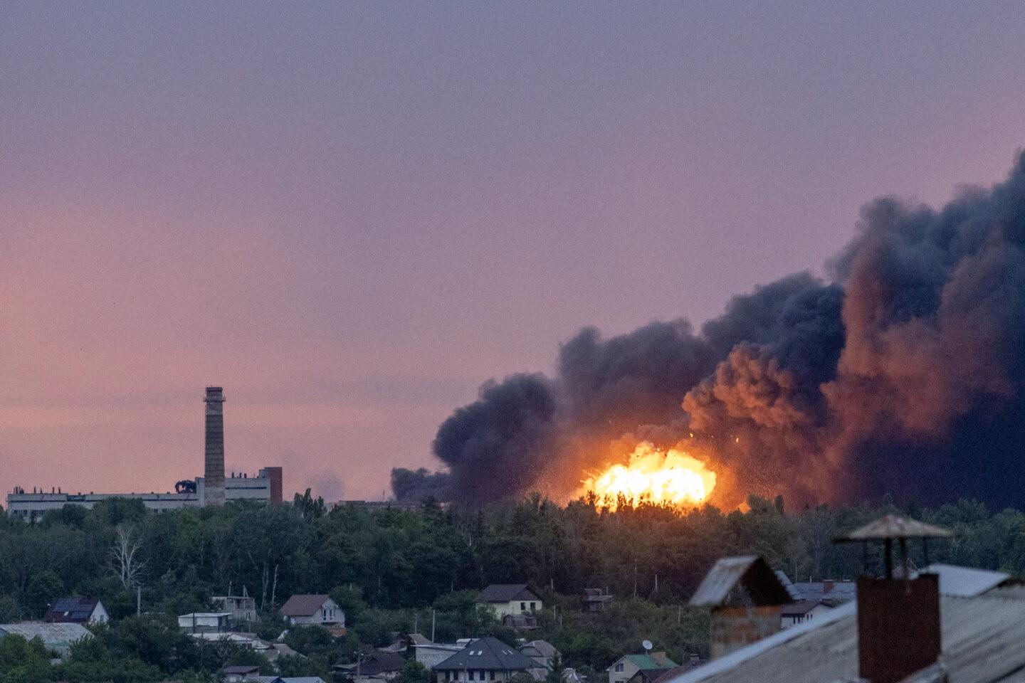Liczba konfliktów zbrojnych na świecie jest największa od 1946 r. Na zdjęciu skutki rosyjskiego ataku na Charków 7 czerwca 2025 r.