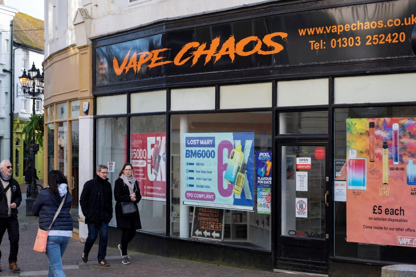 Wielka Brytania zakazała sprzedaży jednorazowych papierosów elektronicznych. Na zdjęciu sklep z waporyzatorami w Folkestone. Fot. Mike Kemp/In Pictures via Getty Images