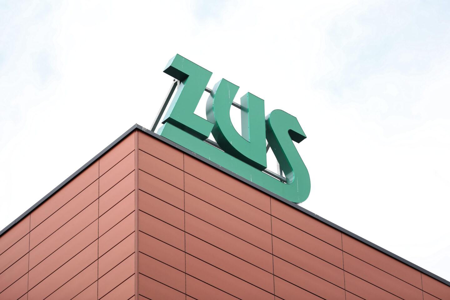 Na zdjęciu logo Zakładu Ubezpieczeń Społecznych na budynku Inspektoratu Praga-Północ w Warszawie