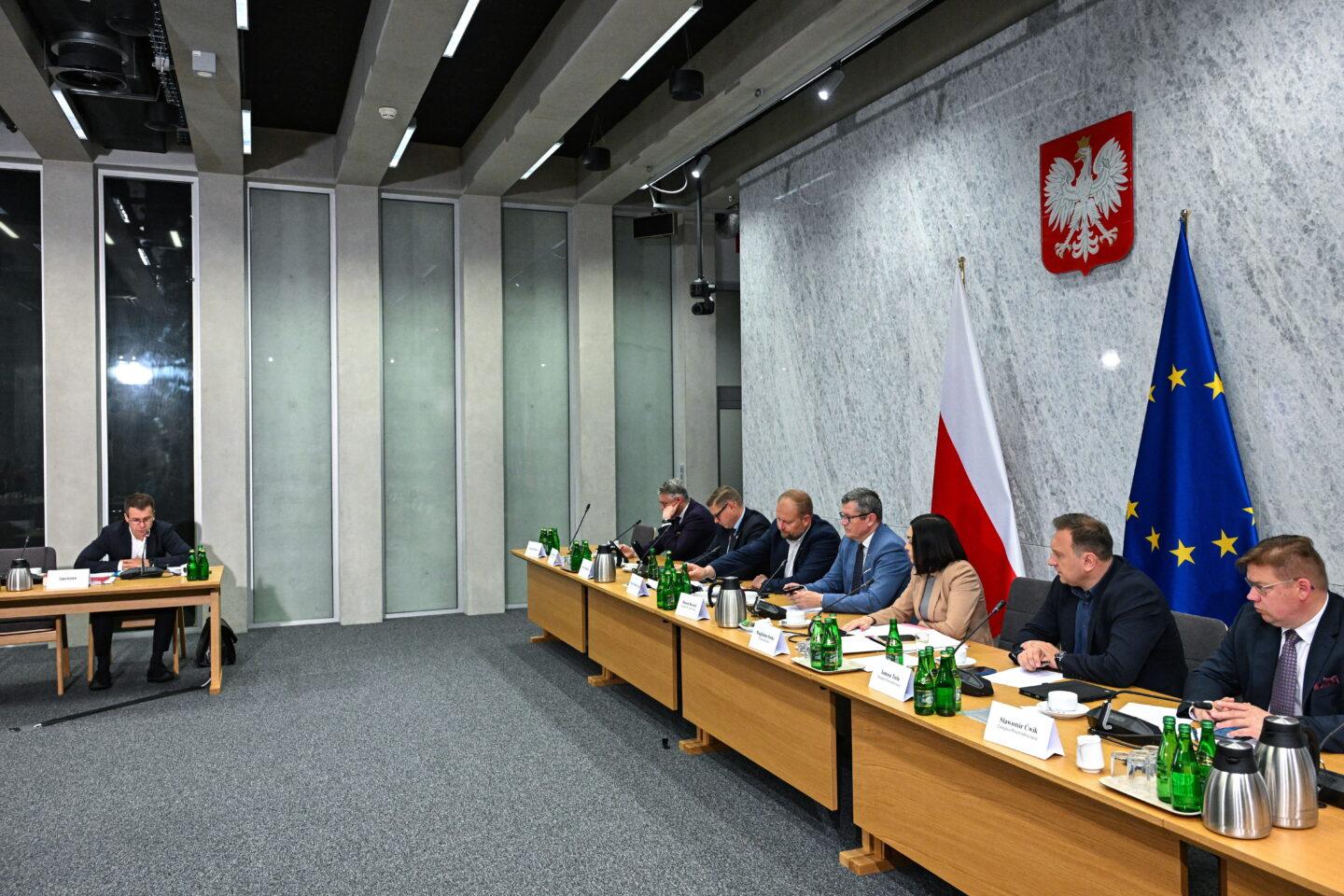 Ernest Bejda (z lewej) zeznaje przed sejmową Komisją Śledczą ds. inwigilacji systemem Pegasus