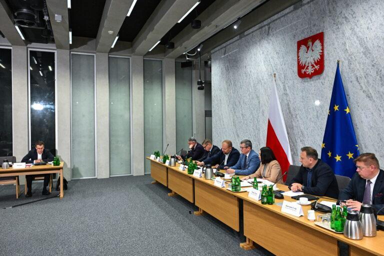 Ernest Bejda (z lewej) zeznaje przed sejmową Komisją Śledczą ds. inwigilacji systemem Pegasus