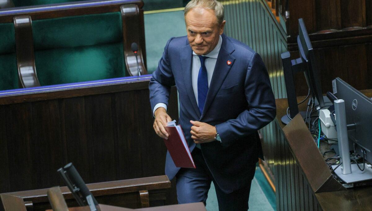 Premier Donald Tusk przemawia na sali obrad Sejmu w Warszawie, 11 czerwca 2025 r.