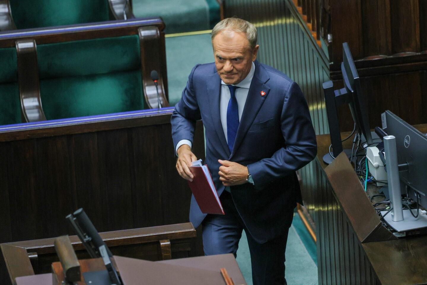 Premier Donald Tusk przemawia na sali obrad Sejmu w Warszawie, 11 czerwca 2025 r.