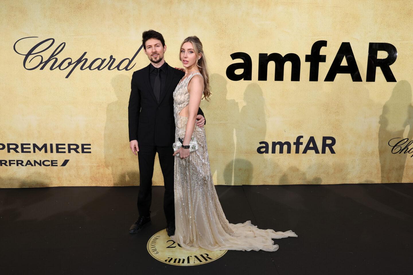 Pawieł Durow i jego aktualna partnerka Julia Wawiłowa podczas gali amfAR na tegorocznym festiwalu filmowym w Cannes. (fot. Monica Schipper)