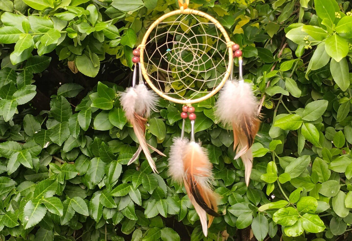 Łapacz snów. Zgodnie z kanadyjskim prawem żadne decyzje dotyczące ziemi nie mogą zapadać bez udziału rdzennych mieszkańców.