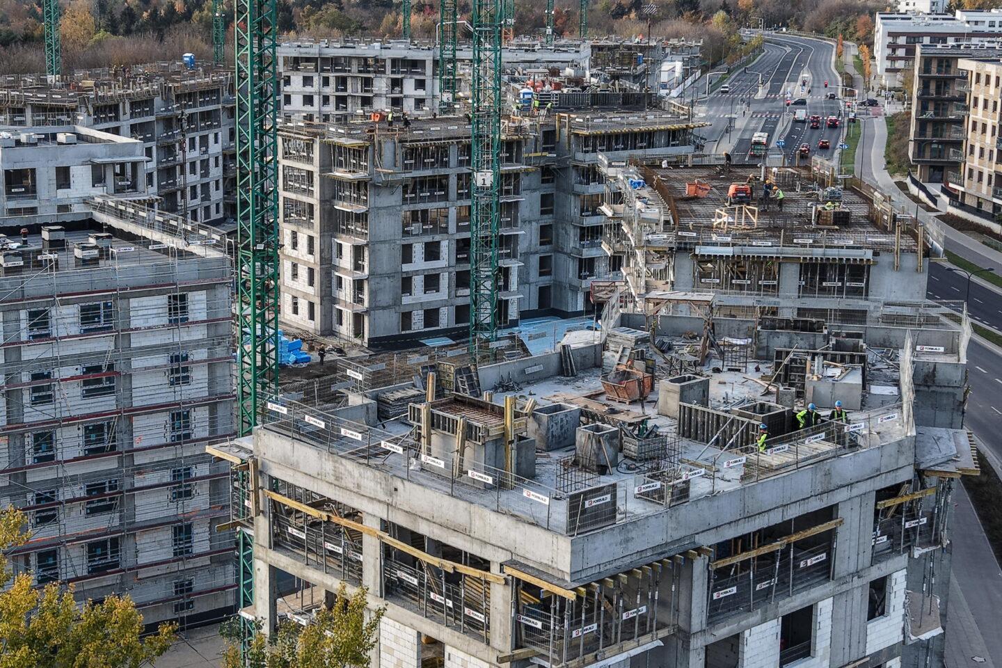 Na zdjęciu z października 2025 r. budowa osiedla mieszkaniowego w Warszawie