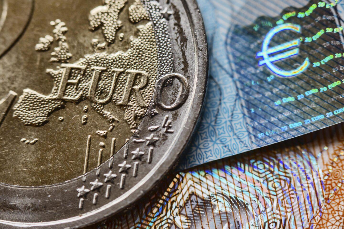 Na zdjęciu monety i banknoty euro
