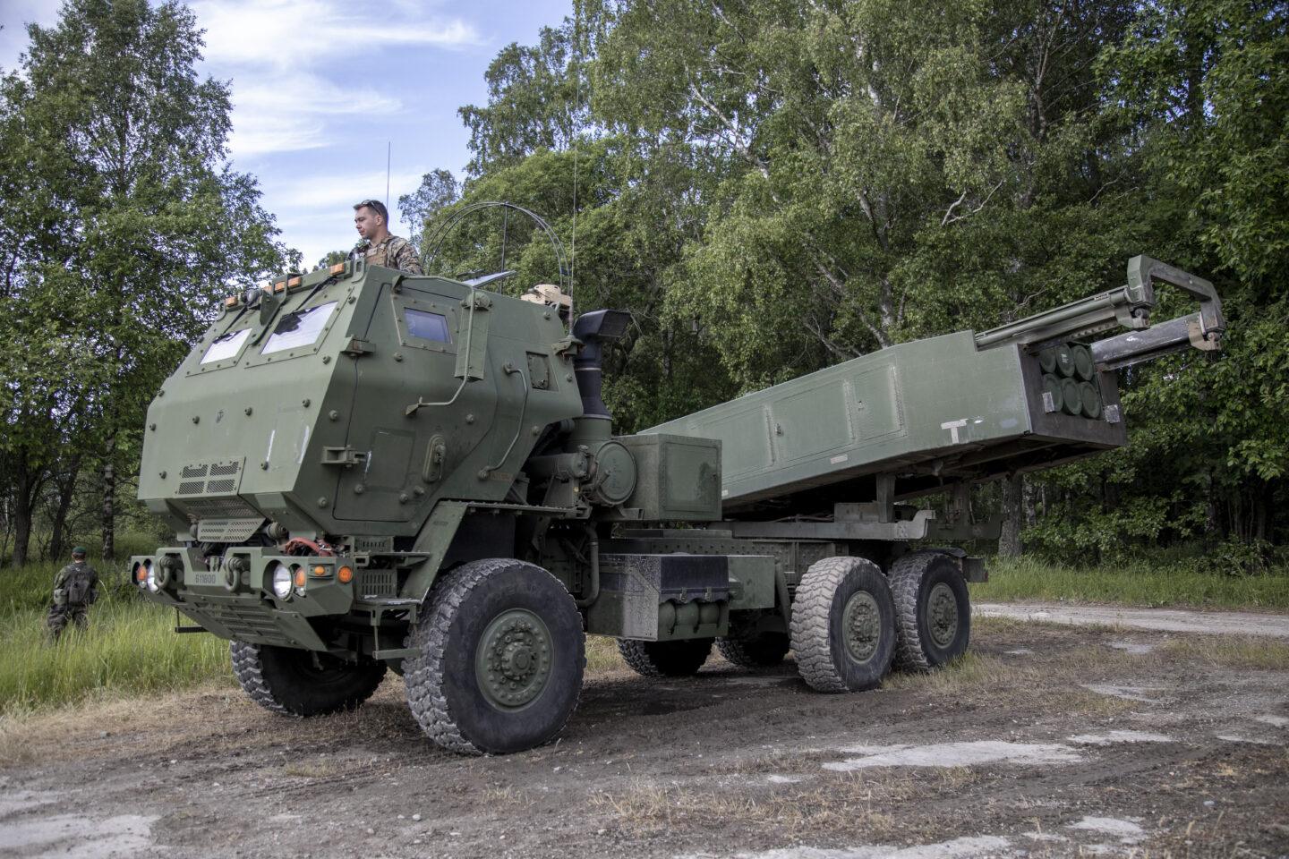 Na zdjęciu amerykański HIMARS na ćwiczeniach wojskowych nieopodal stolicy Szwecji Sztokholmu