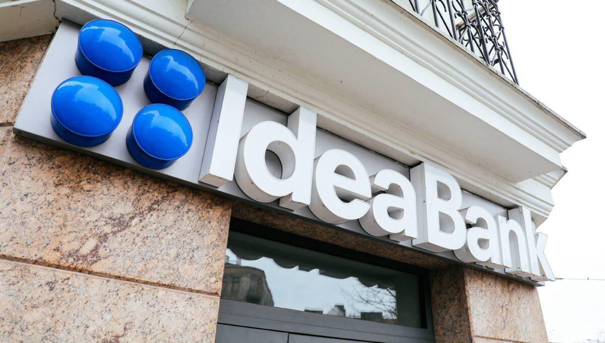 Na zdjęciu z 2021 r. logo Idea Banku na ulicy Targowej w Warszawie