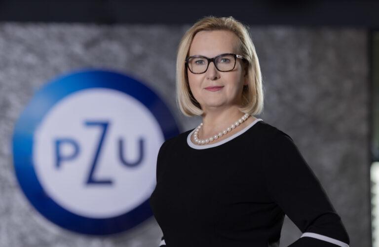 Na zdjęciu Katarzyna Majewska na tle logo PZU