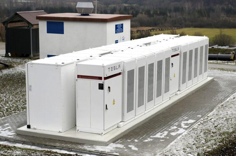 Zdjęcie przedstawia należący do PGE magazyn z wykorzystaniem modułów Powerpack Tesla w Rzepedzi