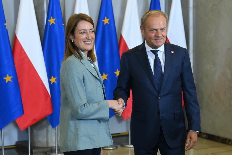 Premier Donald Tusk (z prawej) i przewodnicząca Parlamentu Europejskiego Roberta Metsola podczas spotkania w Kancelarii Prezesa Rady Ministrów w Warszawie