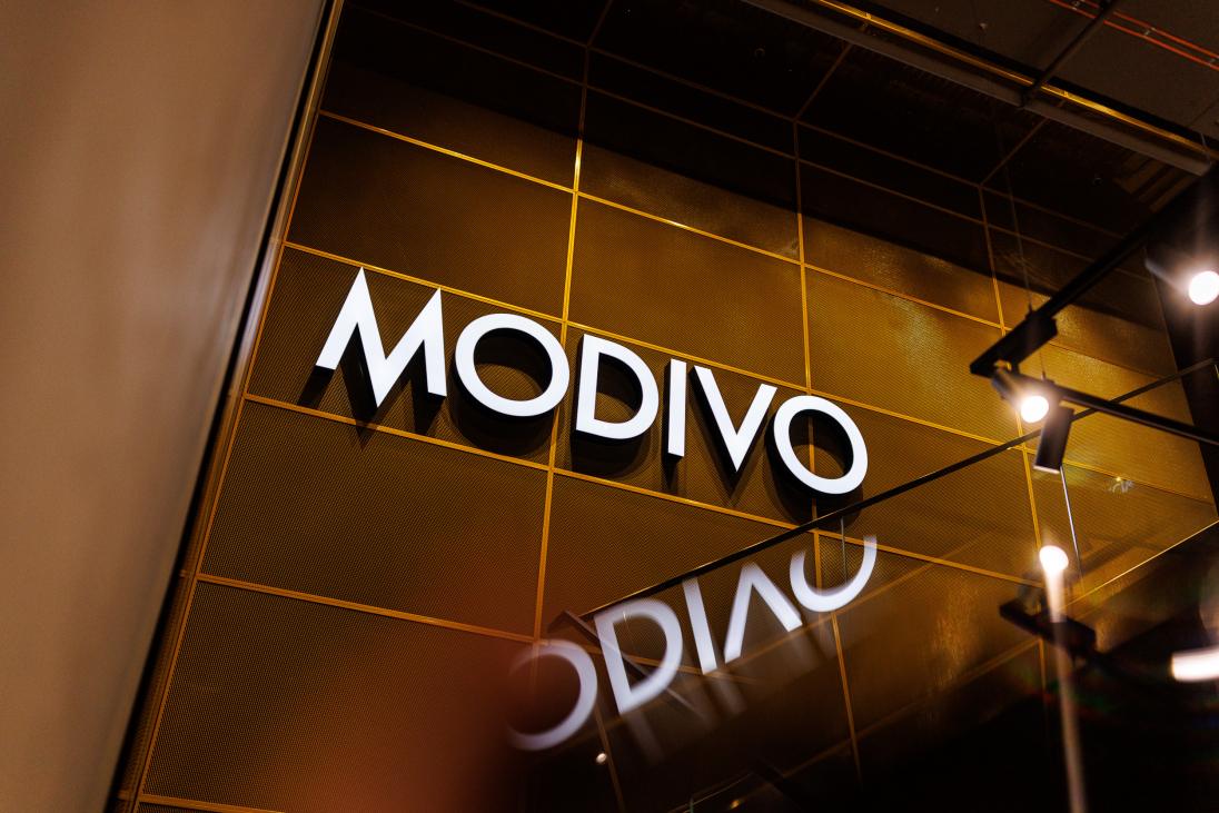 Zdjęcie przedstawia logo Modivo