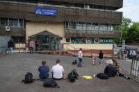 Na zdjęciu przedstawiciele mediów przed siedzibą Prawa i Sprawiedliwości przy ul. Nowogrodzkiej w Warszawie