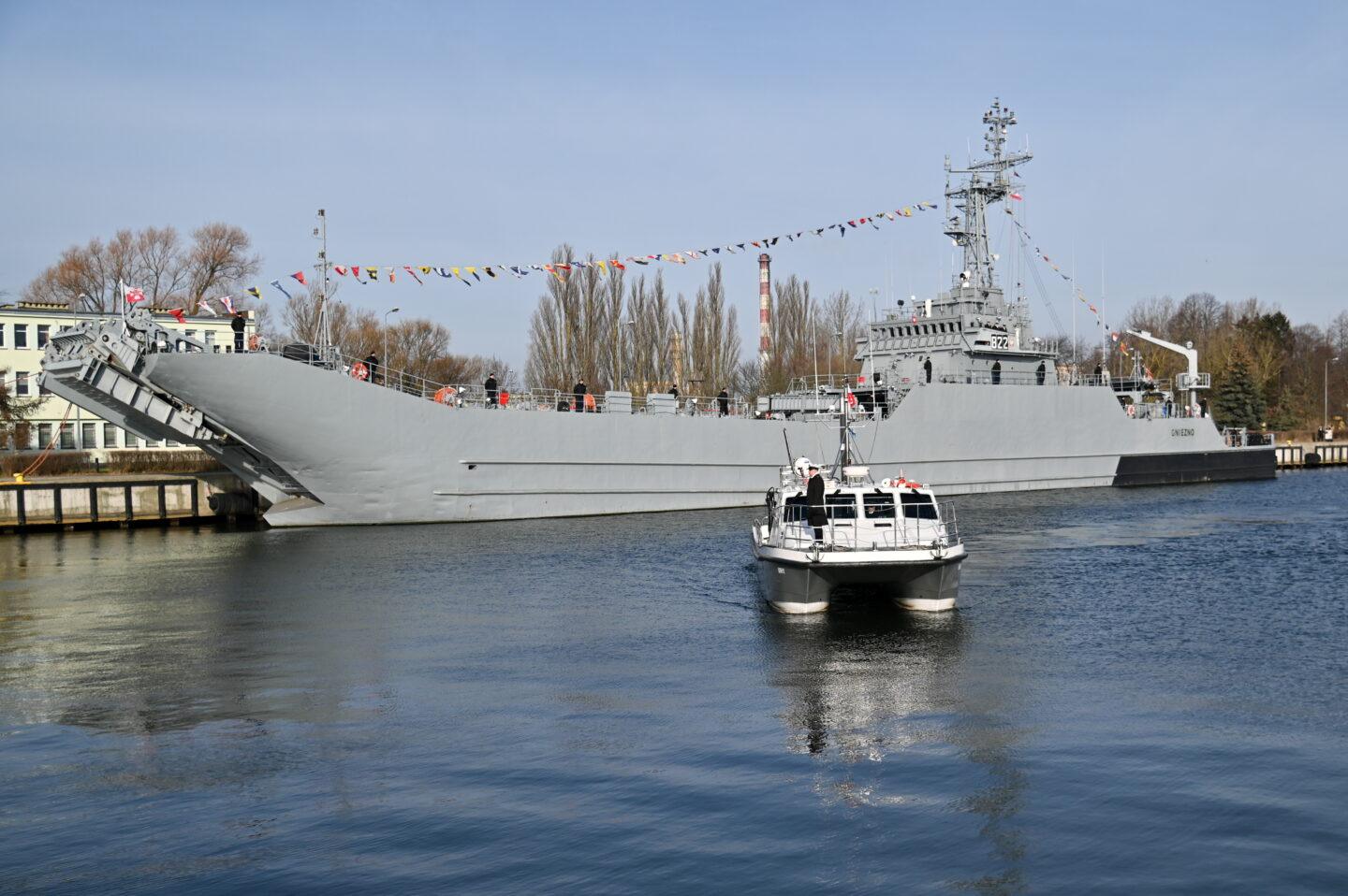 Okręt ORP Gniezno w porcie w Świnoujściu