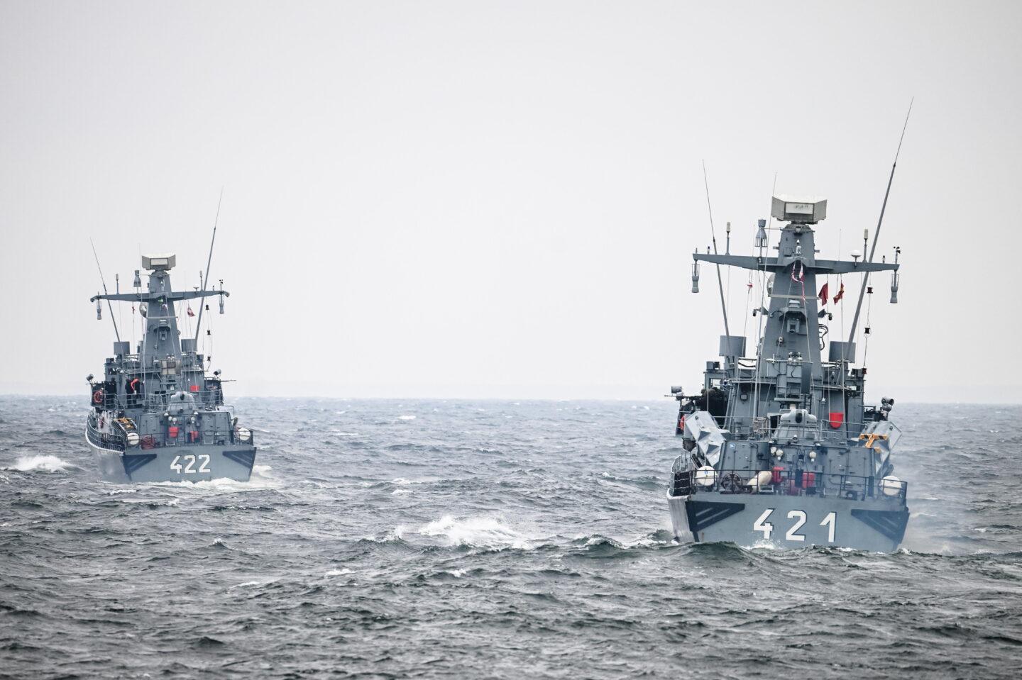 ORP Piorun (L) oraz ORP Orkan (P) podczas ćwiczenia taktycznego z wojskami pk. OSTROBOK-24 na poligonie morskim na wodach Zatoki Gdańskiej