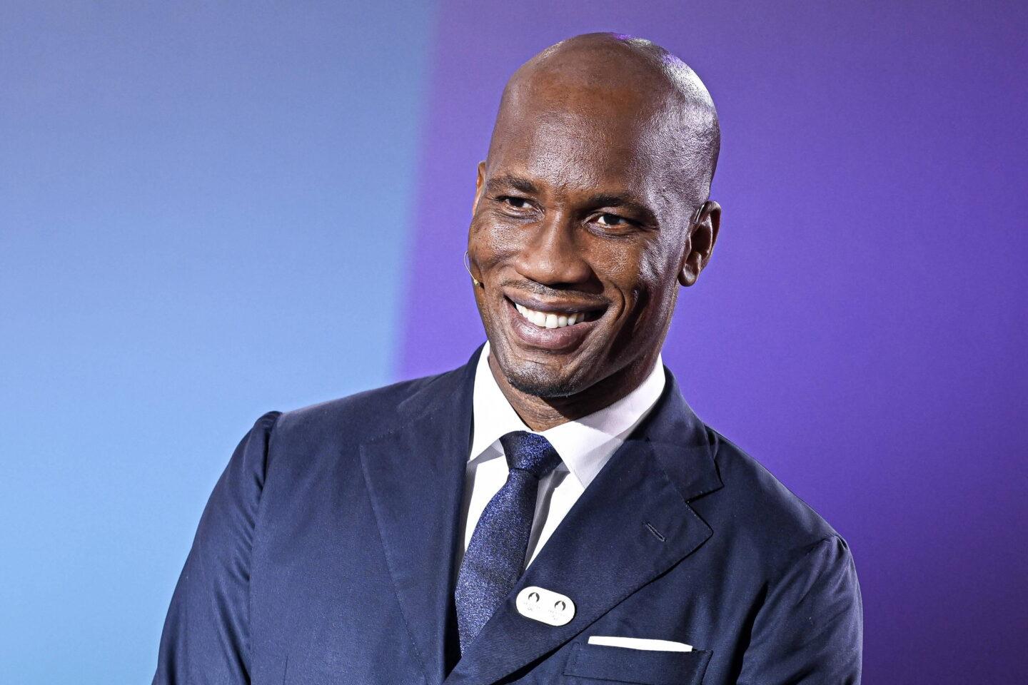 Didier Drogba podczas losowania finałowego turnieju piłkarskiego igrzysk olimpijskich w siedzibie Paris 2024, 20 marca 2024 r. w Paryżu.