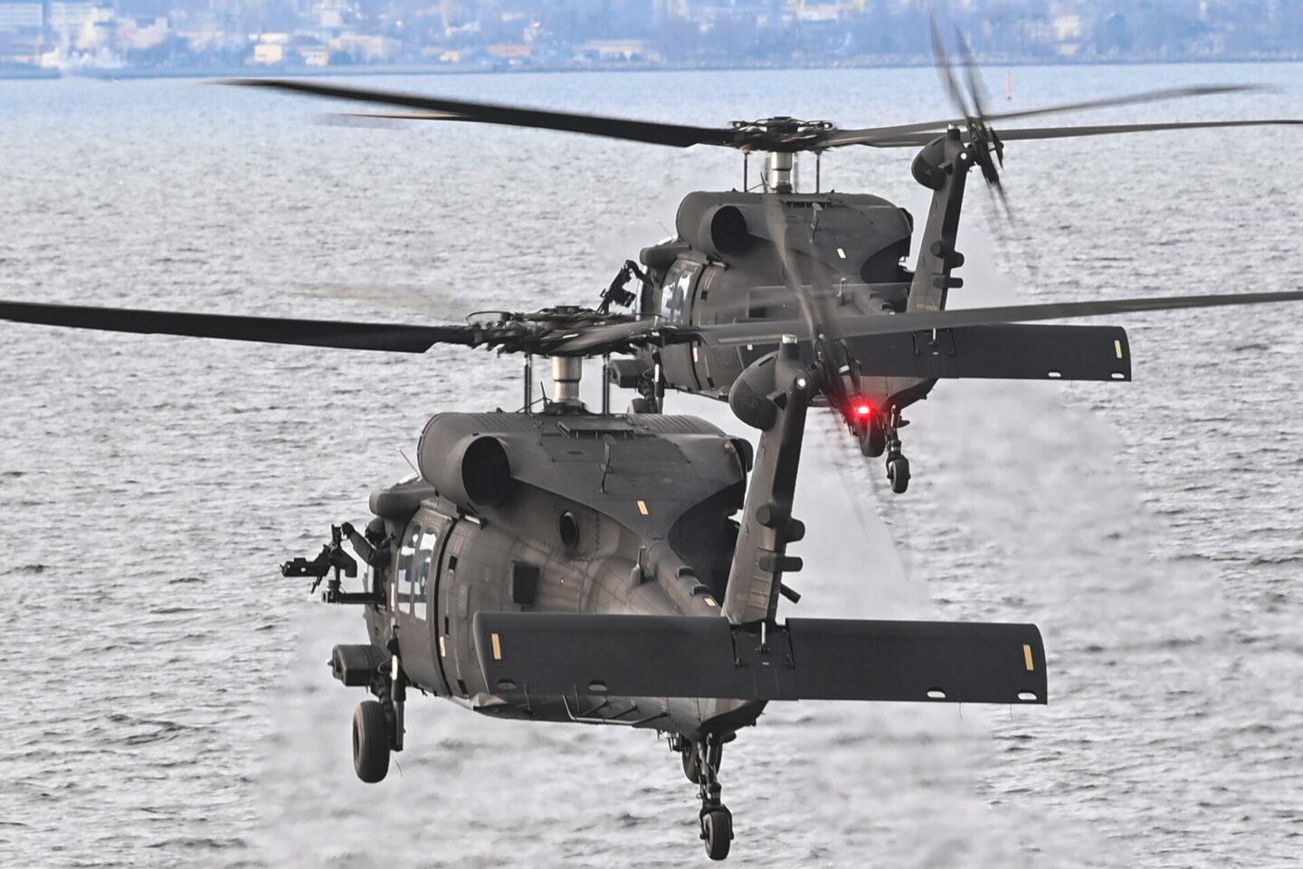 Śmigłowce Black Hawk z zespołu lotniczego JW Grom podczas ćwiczenia działań prowadzonych przez Marynarkę Wojenną w ramach operacji "Zatoka", w Gdyni