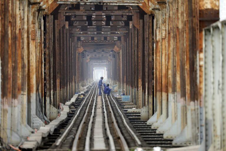 Robotnicy na moście kolejowym w Wietnamie