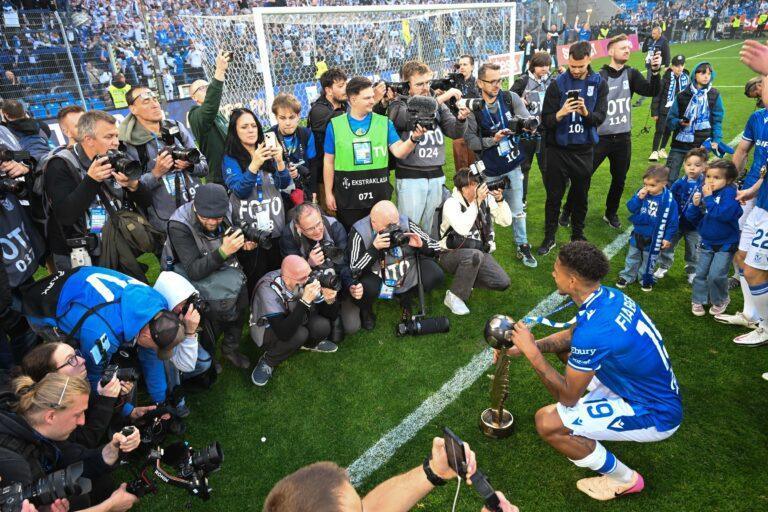 Zawodnicy Lecha Poznań świętują zdobycie mistrzostwa Polski. W meczu ostatniej kolejki piłkarskiej Ekstraklasy Lech Poznań pokonał u siebie 1:0 Piasta Gliwice.