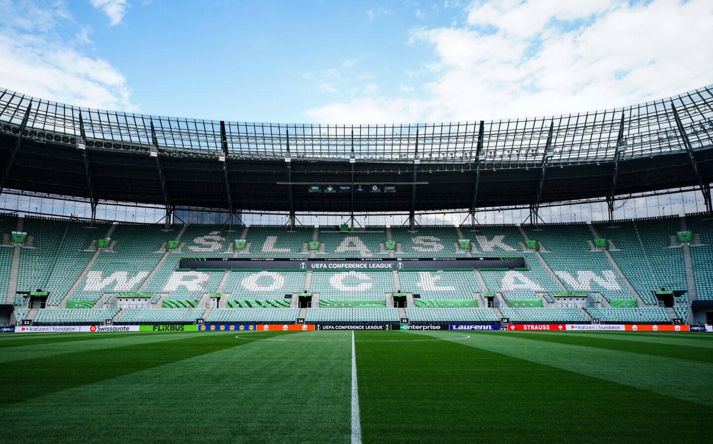 Ogólny widok Stadionu Wrocław w Polsce, w przeddzień finału Ligi Konferencji UEFA. Maj 2025.