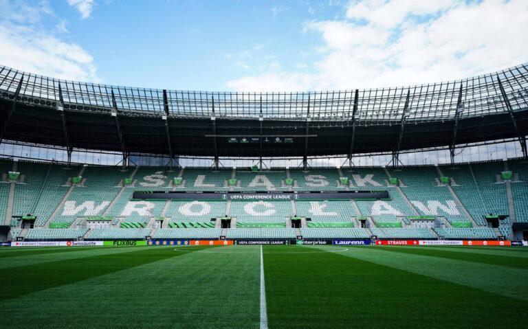 Ogólny widok Stadionu Wrocław w Polsce, w przeddzień finału Ligi Konferencji UEFA. Maj 2025.