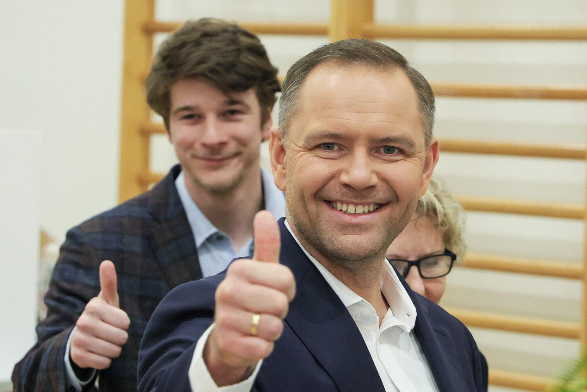 Kandydat Komitetu Obywatelskiego, popierany przez PiS prezes IPN Karol Nawrocki z synem Danielem podczas głosowania w lokalu wyborczym w Warszawie 