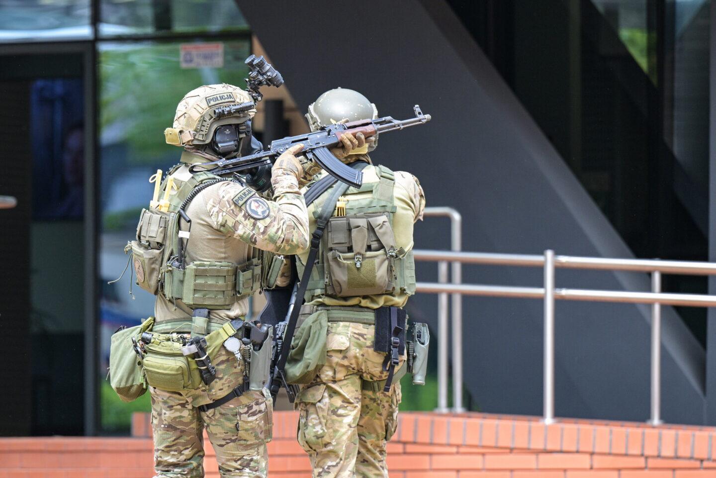 Na zdj. ćwiczenia z zakresu przeciwdziałania zagrożeniom kryzysowym na terenie Centrum Szkoleniowo-Konferencyjnego Uniwersytetu Łódzkiego