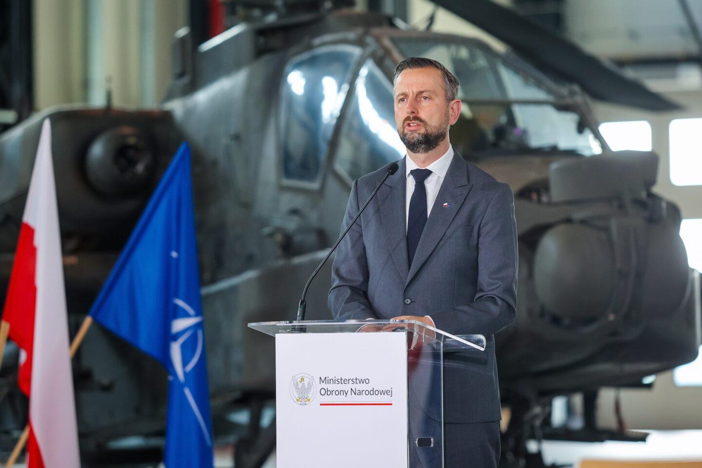 Szef MON, Władysław Kosiniak-Kamysz podczas przyjęcia pierwszych śmigłowców Apache dla Wojska Polskiego