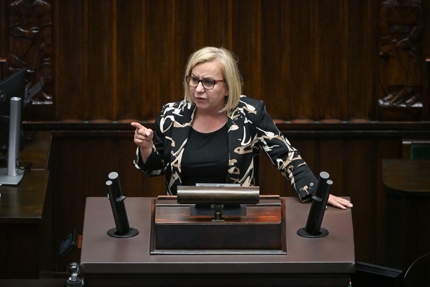 Ministra klimatu Paulina Hennig-Kloska przemawia na posiedzeniu Sejmu