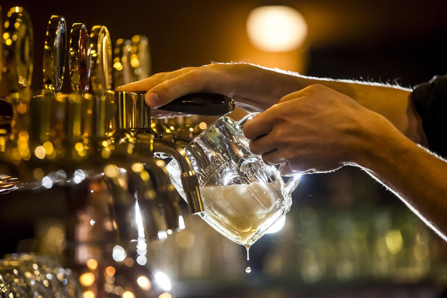 W ciągu ostatnich dwóch dekad spożycie piwa na głowę w Czechach spadło prawie o jedna czwartą. Mimo to nasi południowi sąsiedzi wciąż piją najwięcej złocistego napoju na świecie. (fot. Martin Divisek)