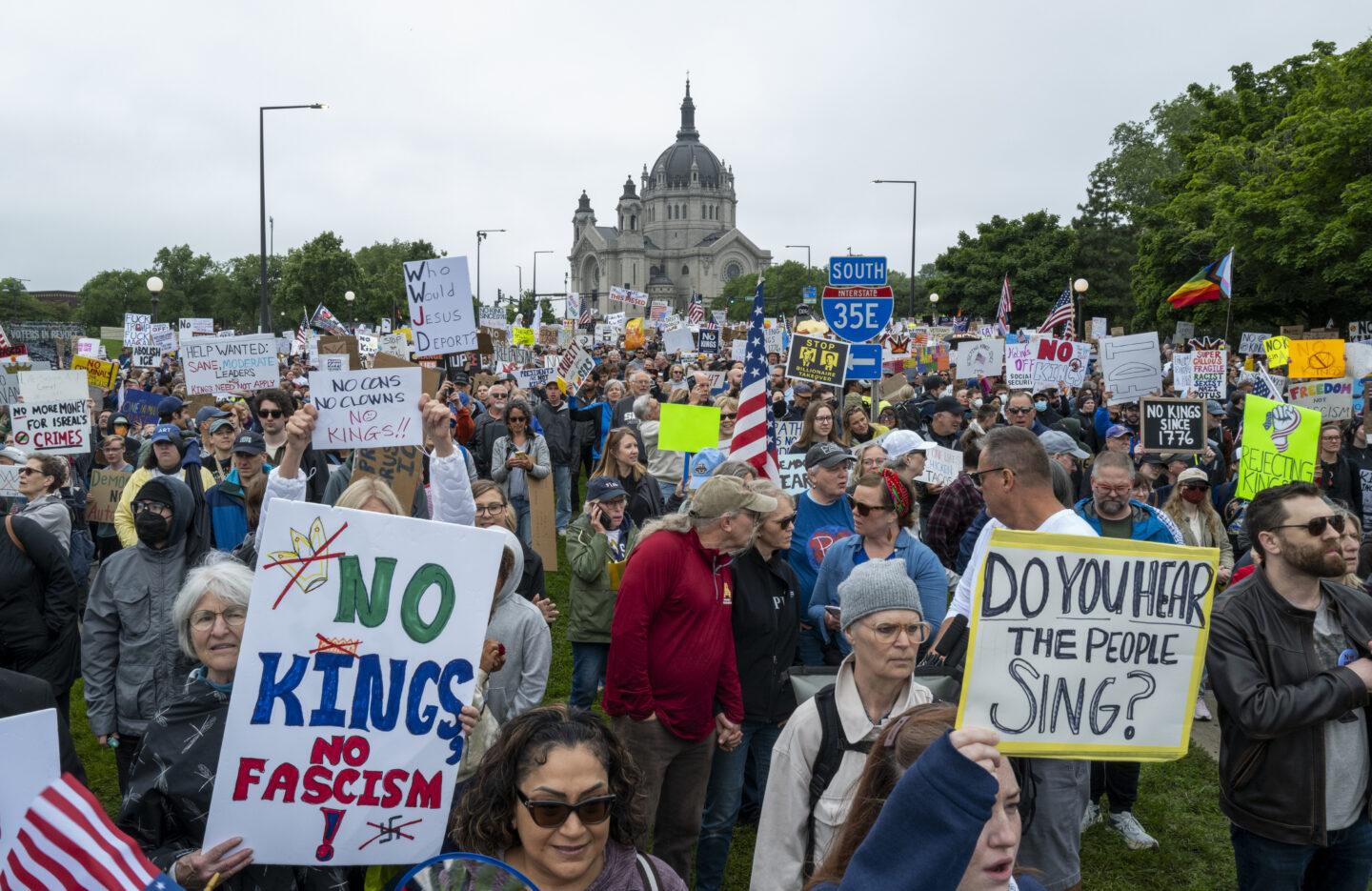 Na zdjęciu demonstrujący w St. Paul, stolicy stanu Minnesota