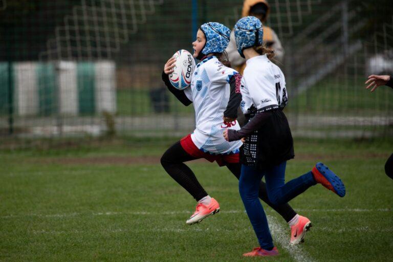 Na zdjęciu mecz młodych rugbistek