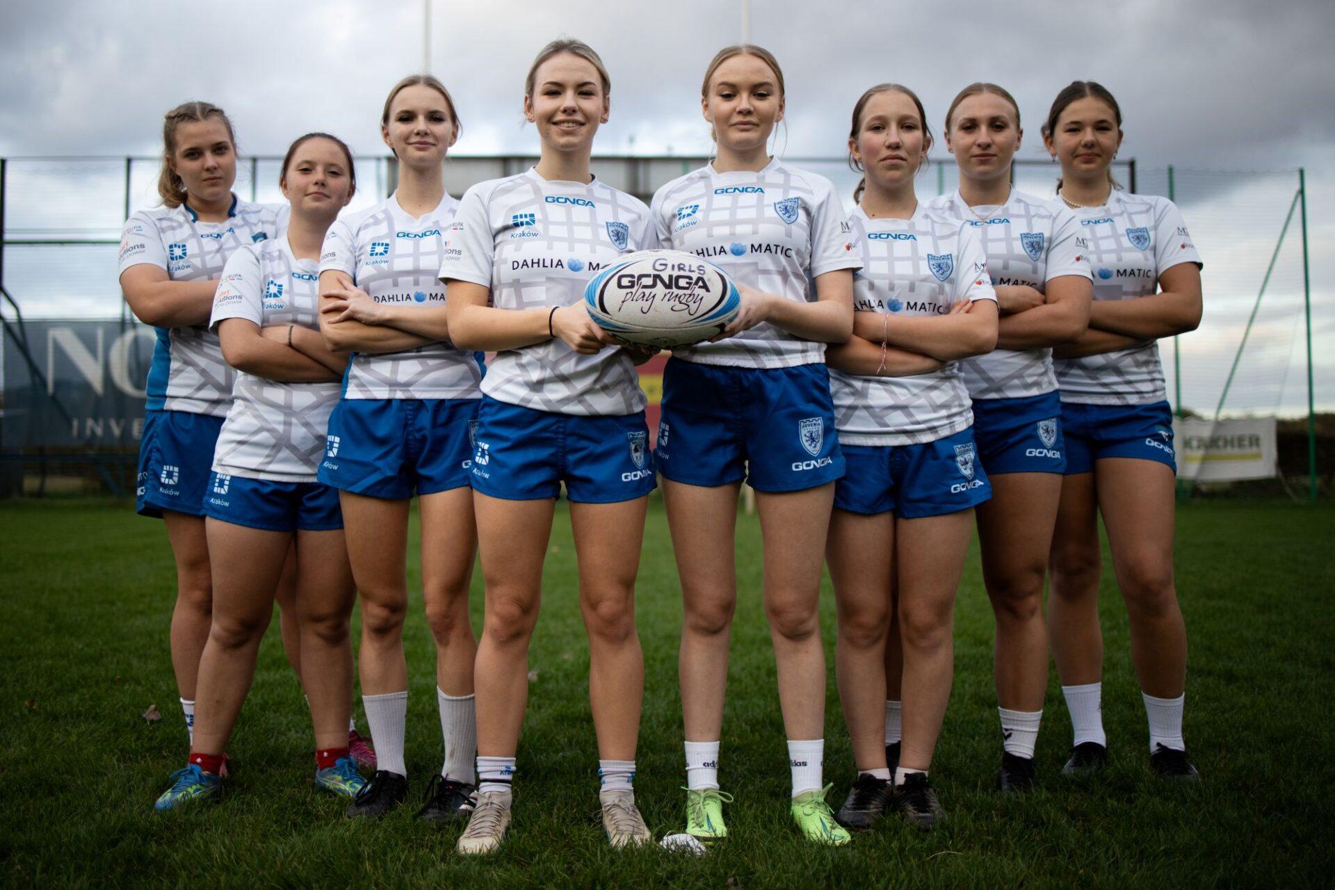 Na zdjęciu znajdują się rugbistki zachęcające kobiety do gry w rugby