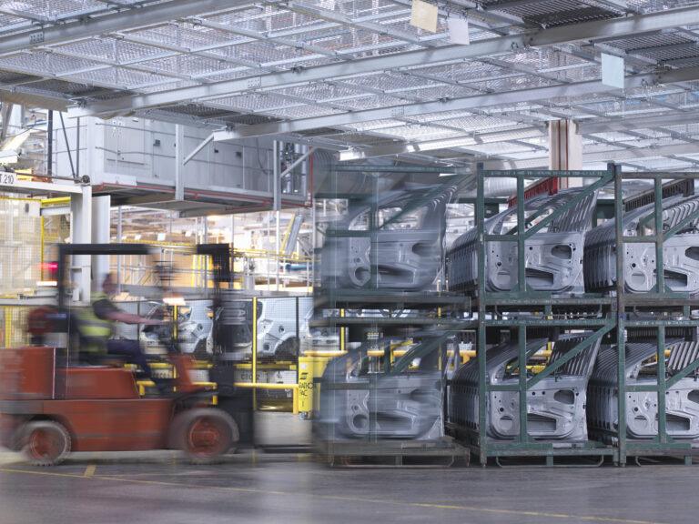 Na zdjęciu wnętrze magazynu zakładu produkującego części samochodowe
