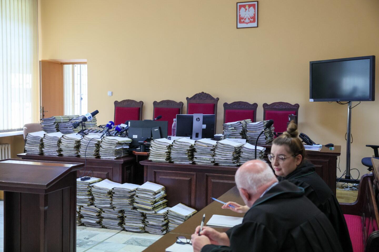 Akta sądowe ws. uprowadzenia i zamordowania Krzysztofa Olewnika na sali rozpraw Sądu Okręgowego w Płocku