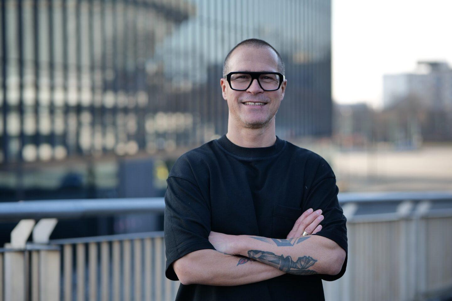 - Wszystkie zyski, które wypracowujemy relokuję w rozwój naszego brandu. Nie gromadzę tych pieniędzy dla siebie, to nie jest mój cel. Nie potrzebuję kolejnych dóbr. Ja chcę z życia czerpać inne rzeczy, chcę doświadczać i otwierać innych na doświadczenia. Dlatego też w tym roku stawiamy na własne rozwiązania i organizujemy butikowe koncerty - mówi Robert Orszulak, założyciel, prezes i właściciel On Lemon. /Fot. materiały prasowe